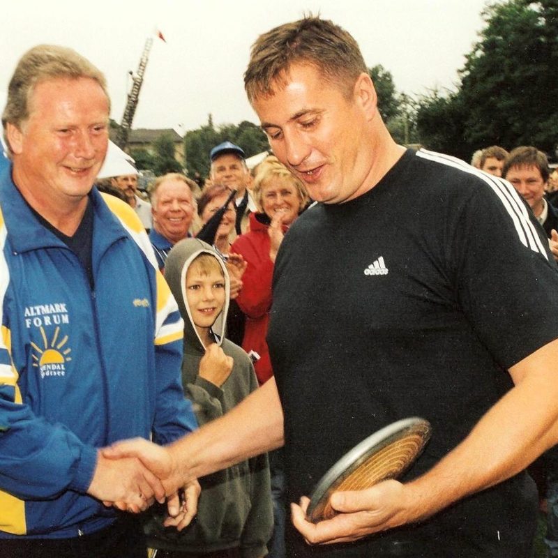Bei der Werfergala 2002 in Stendal überreichte Jürgen Schult (rechts) nach seinem letzten Wurf der Karriere seinen 2 Kilogramm schweren Diskus an Freund und Bewunderer „Siggi“ Wille. Heute ist der Diskus um Sportmuseum der Hansestadt zu bewundern.	Foto: Rayk Wille