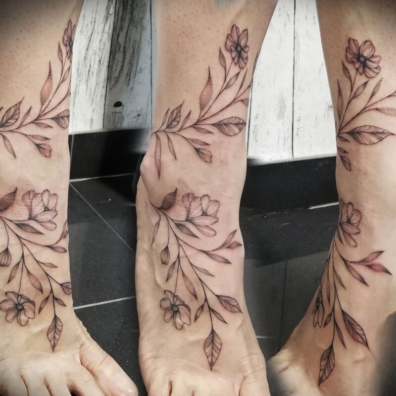fineline-whipshading-tattoo-berlin-blumenranke-am-bein