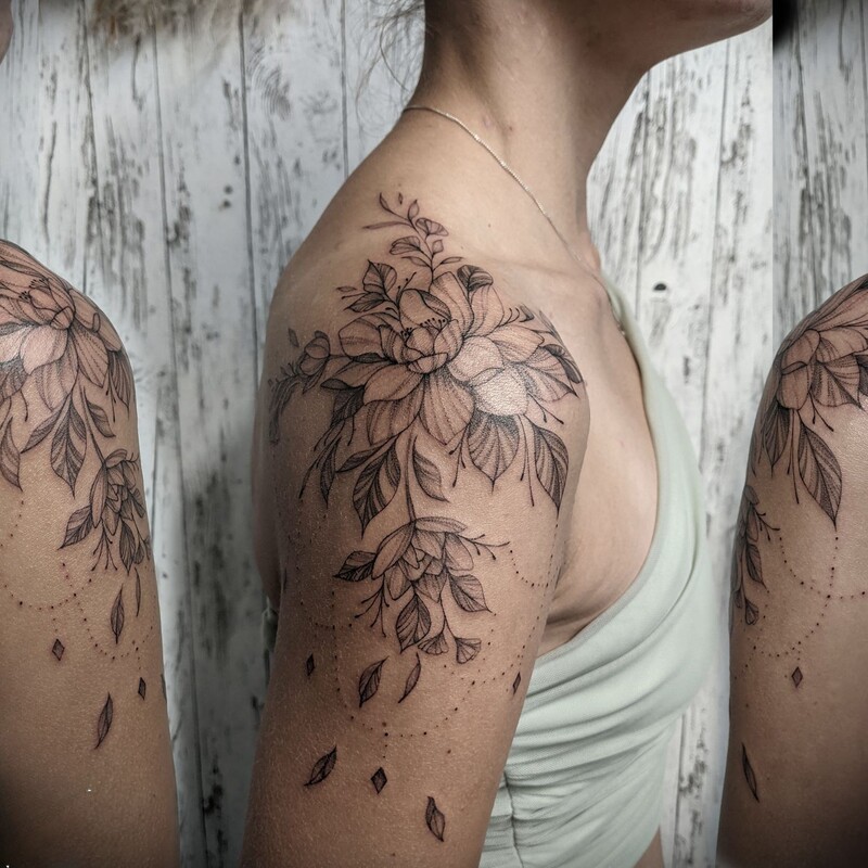 fineline-schulter-magnolien-tattoo-berlin