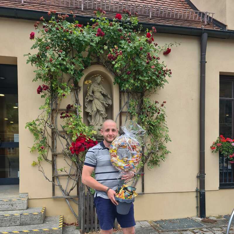 Herzlichen Glückwunsch zu einem erfolgreichem Jahr bei sui cura, wir bedanken uns für deinen Einsatz und freuen uns auf weitere Jahre mit dir