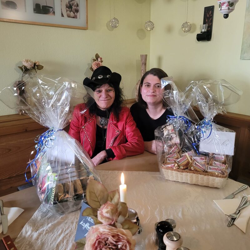 Herzlichen Glückwunsch euch zwei, wir freuen uns auf weitere Jahre mit euch.