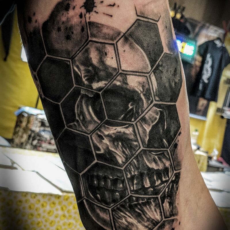 trash-polka-inspiriertes-tattoo-berlin-Skull