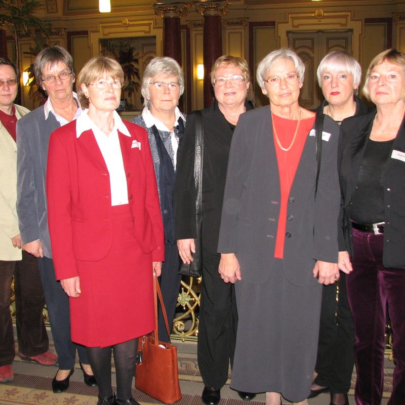 6.	Zum Festempfang „20 Jahre friedliche Revolution – Frauen der ersten Stunde“ hatte die Landesregierung im November 2009 in die Magdeburger Staatskanzlei eingeladen. Mit dabei altmärkische Vertreterinnen des Neuen Forum und der SPD, die in der Wendezeit aktiv waren: Emmi Schulze, Sybille Stegemann, Irmgard Schmidt, Eva-Maria Weis, Landesfrauenratsvorsitzende Ute Fischer, Wiebke, Stephan Dorothea Richter und Susanne-Christine Knoblauch (von rechts). 