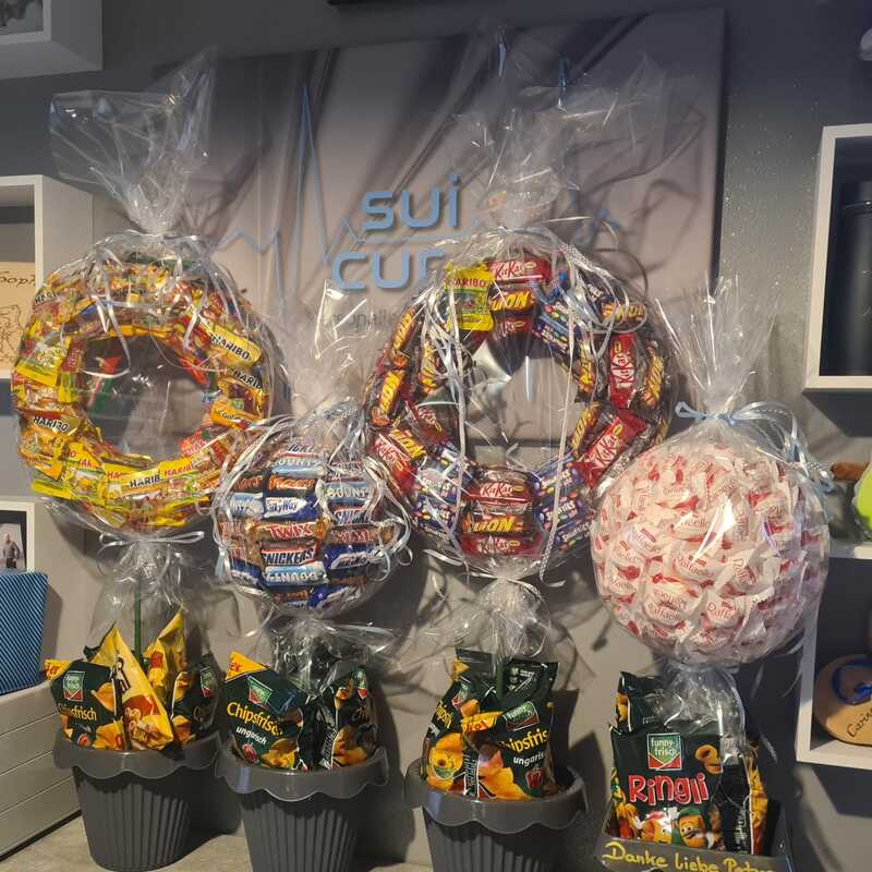 Wir von sui cura versuchen immer persönliche Geschenke zu vergeben, ganz nach dem Motto ein Gutschein kann jeder, hier ist die Kreativität der Geschäftsführer gefragt.