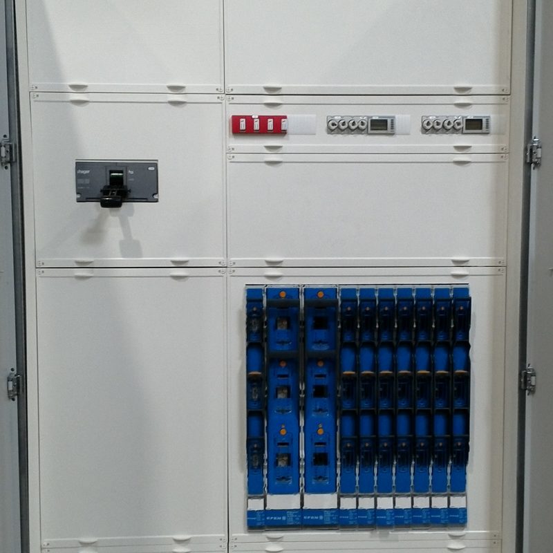 Schrank mit Abdeckungen