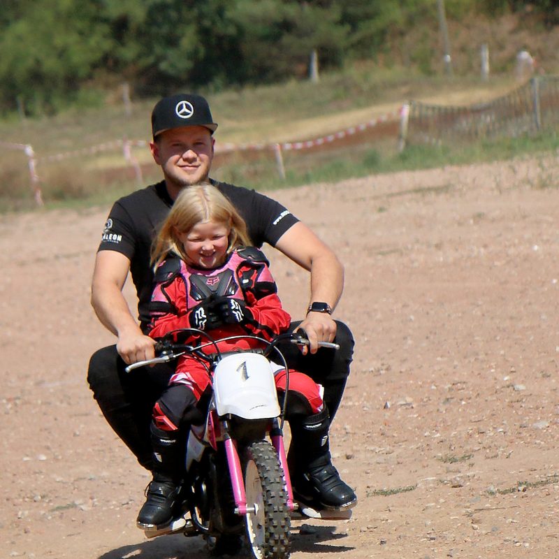 Die nächste Generation steckt schon in den Startlöchern. Am liebsten fährt Töchterchen Emma natürlich mit dem Papa.