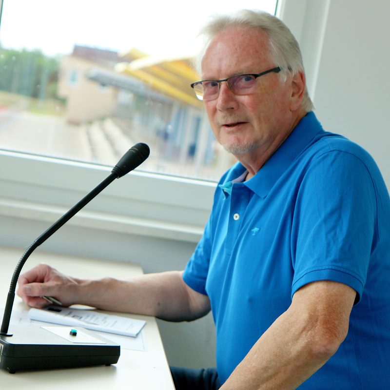 Das Stadion „Am Galgenberg“ ist sein Wohnzimmer. Hier ist er bei Veranstaltungen meist am Mikrofon zu finden. Foto: Stefan Rühling