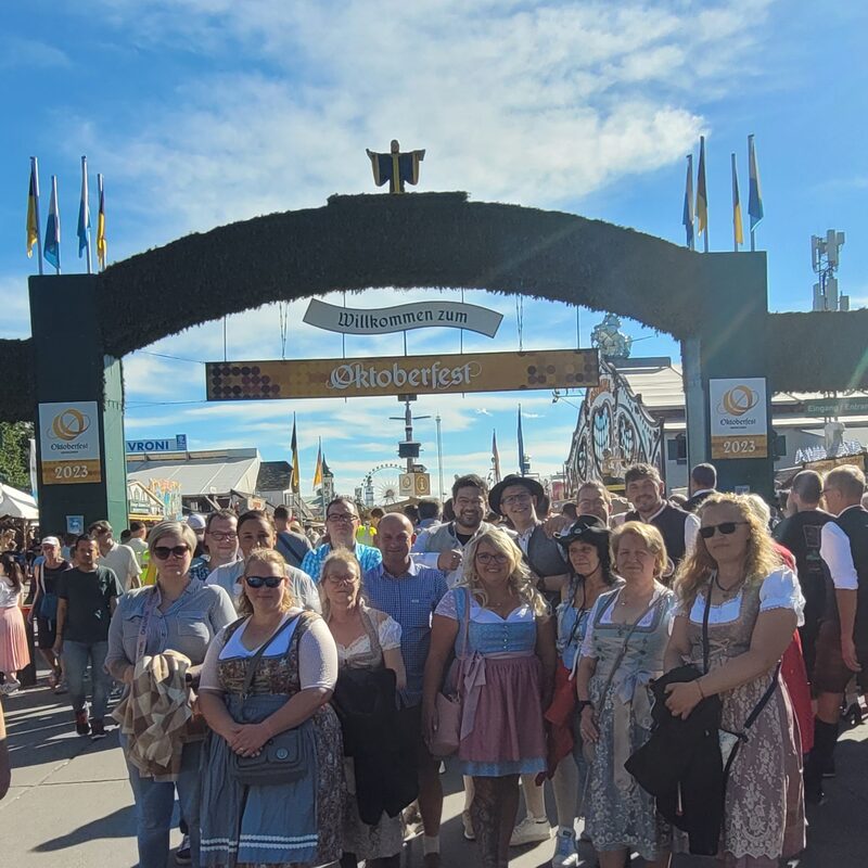 Wir alle zusammen auf dem Oktoberfest 2023