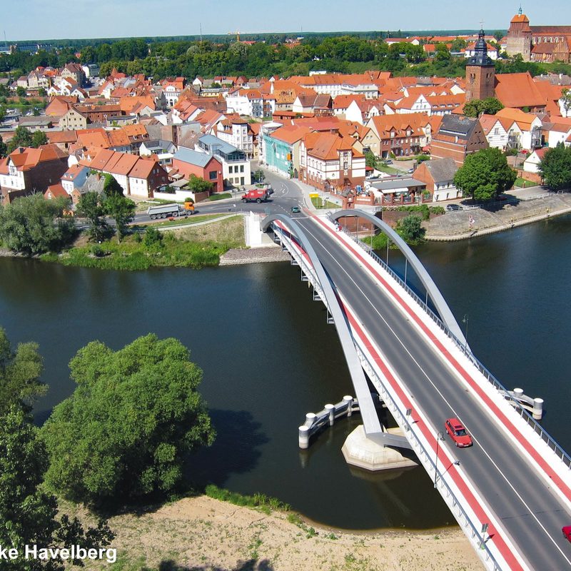 Einer der bedeutendsten Aufträge, der Ersatzneubau der Sandauer Brücke in Havelberg, wurde 2012 für den Deutschen
Brückenpreis nominiert.