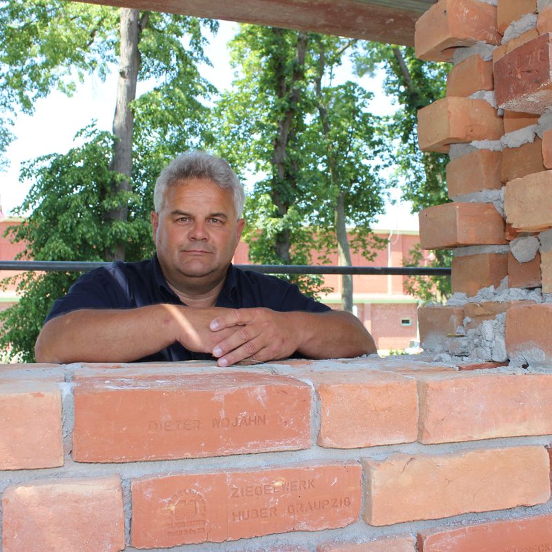 Erik Weber, Mitgründer des Gründervereins Stadtstiftung, an der Stadtmauer
