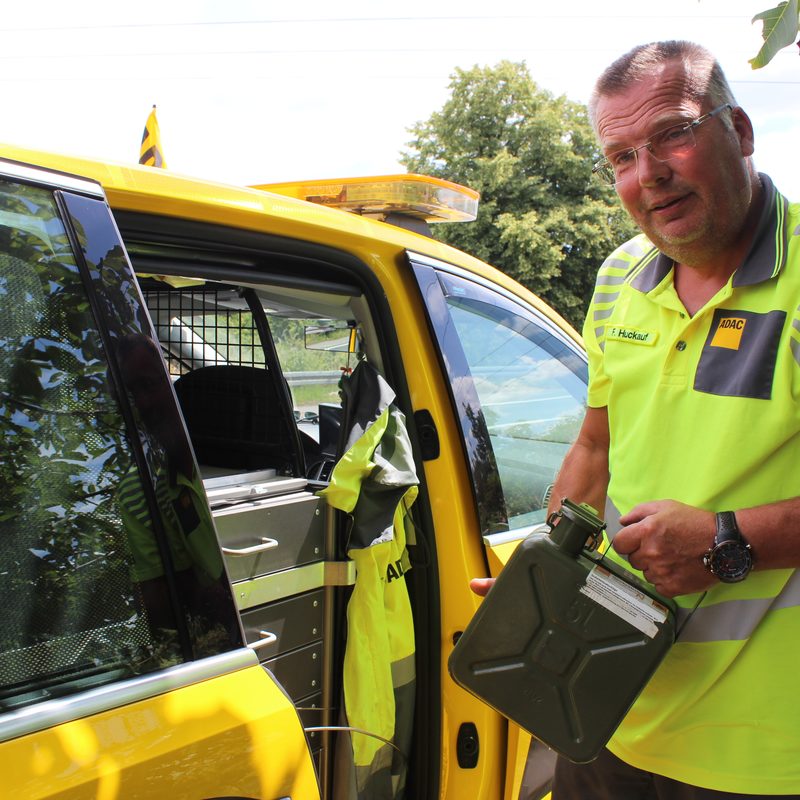 Frank Huckauf vor seinem Einsatzfahrzeug
