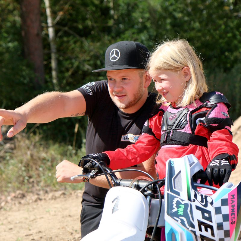 Seine Erfahrung gibt Michael Kartenberg aber nicht nur in der Familie weiter, sondern bietet diese Motocrossern als Trainer an.