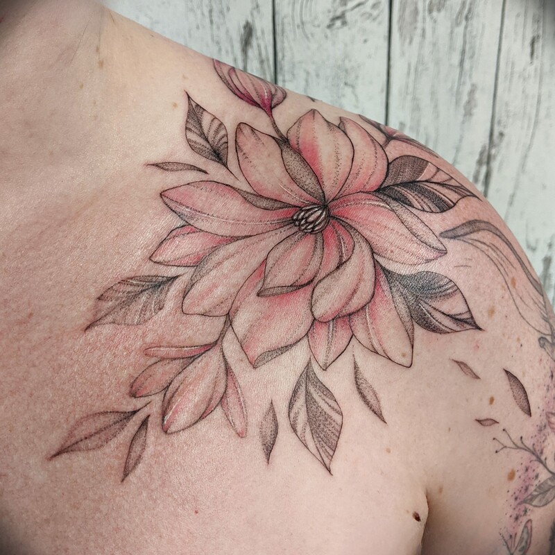 fineline-color-schulter-tattoo-berlin-magnolie