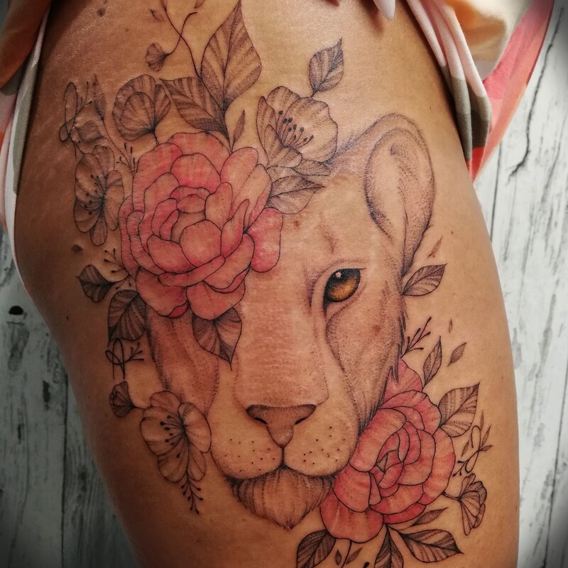 fineline-color-tattoo-berlin-löwin-mit-blumen