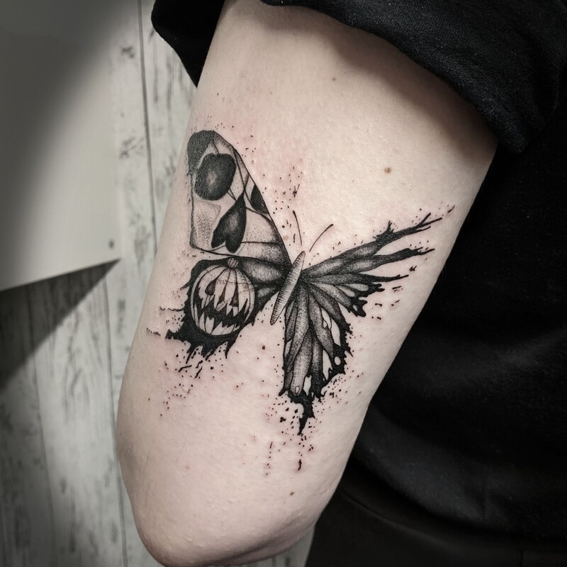 blackwork-tattoo-berlin-schmetterling
