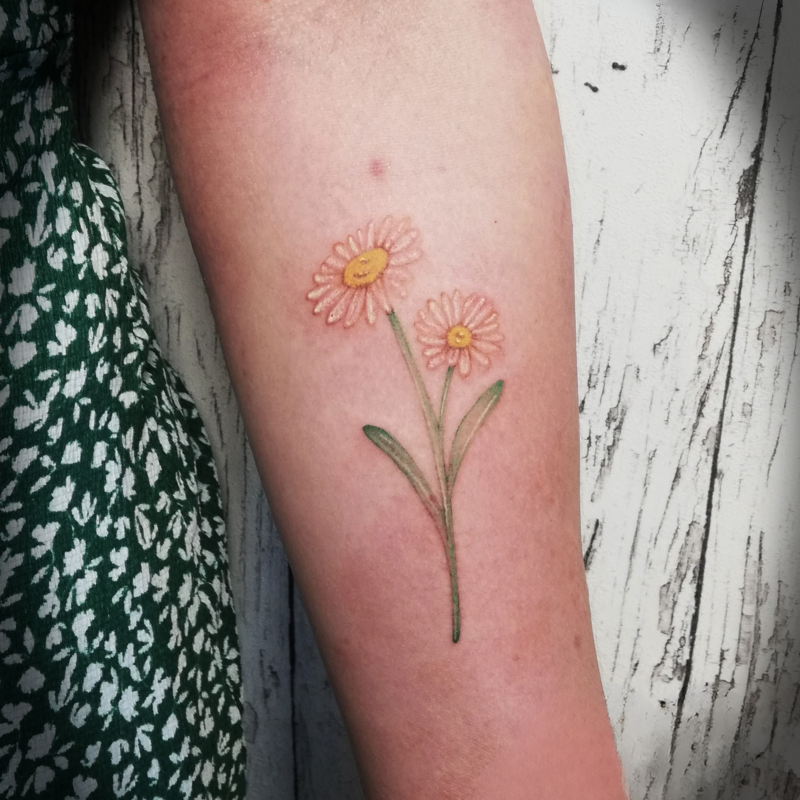 color-fineline-tattoo-berlin-gänseblümchen