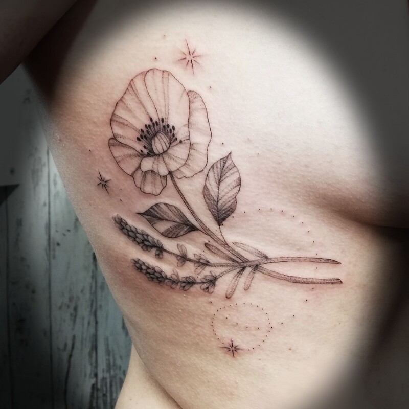 fineline-whipshading-tattoo-berlin-mohnblume-blumenstrauß