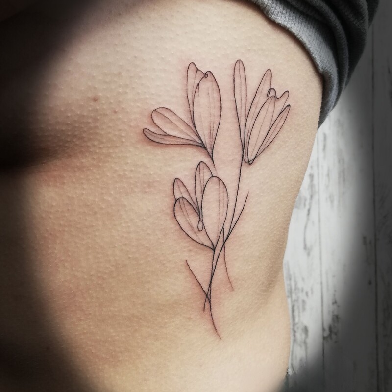 linework-abstrakt-tattoo-berlin-krokusse-blumen