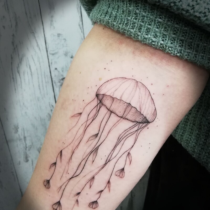 fineline-tattoo-berlin-qualle-mit-blumen
