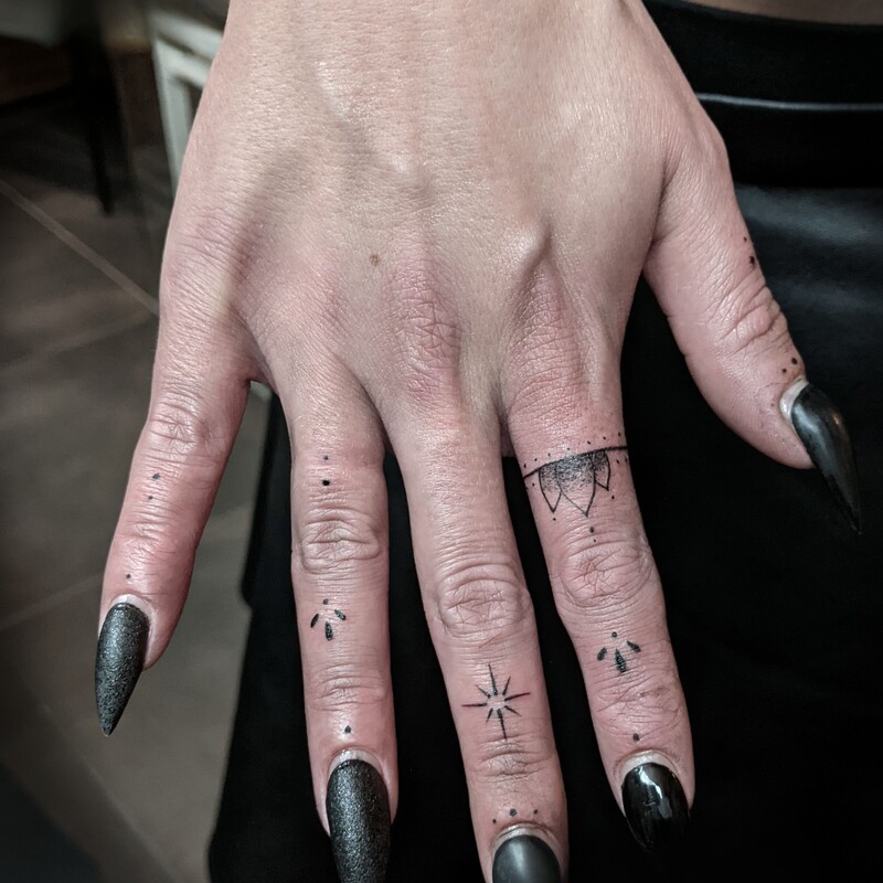 linework-tattoo-berlin-finger