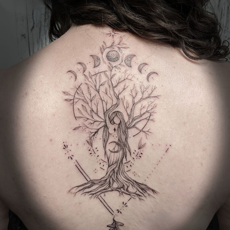 fineline-dotwork-geometric-tatoo-berlin-mondphasen