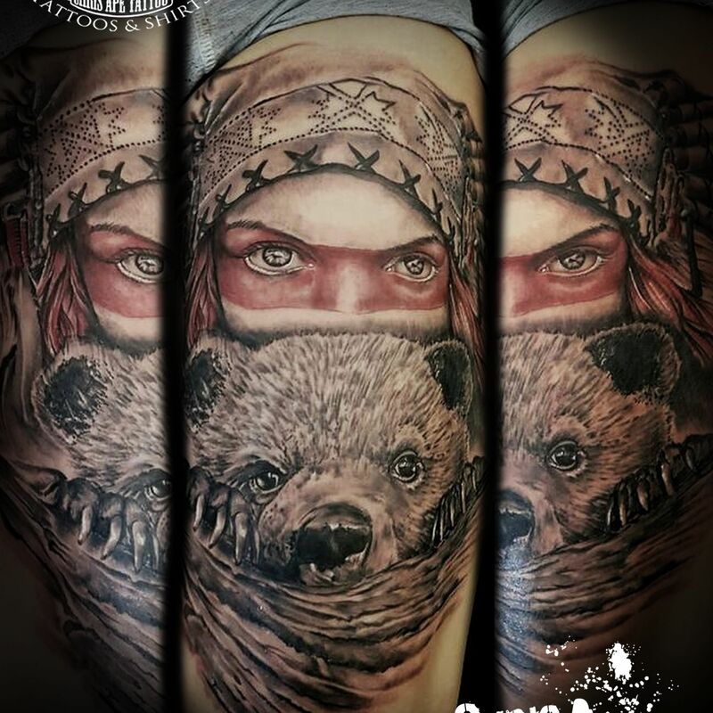 Cherokee Mädchen mit Baby Bär Tattoo Oberschenkel