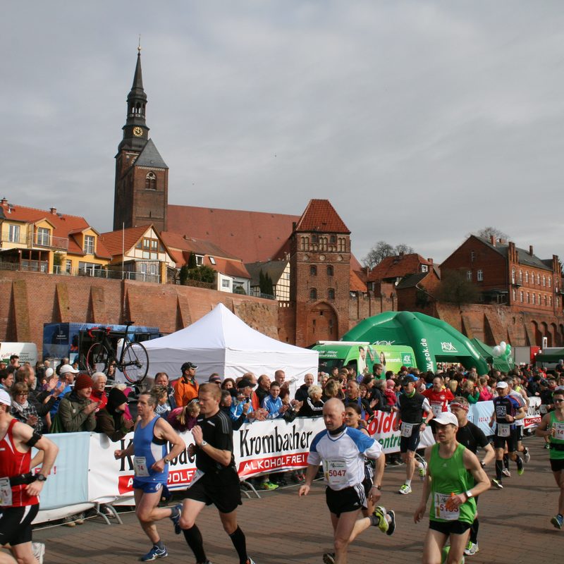 Marathonläufer nach dem Start