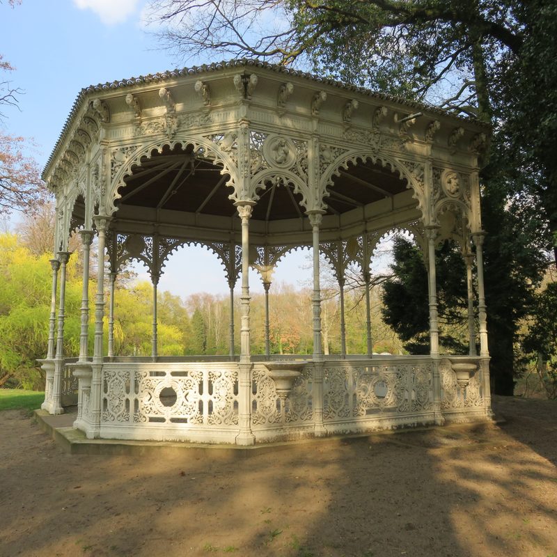 Der Kunstpavillon entstand 1889 für die Weltausstellung in Paris. Heute ist er das Markenzeichen des Tangerhütter
Stadtparks.
