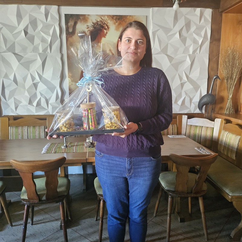 Liebe Jessi alles liebe und gute zum 3 Jahrestag bei uns, wir sind froh das du ein teil von uns bist.