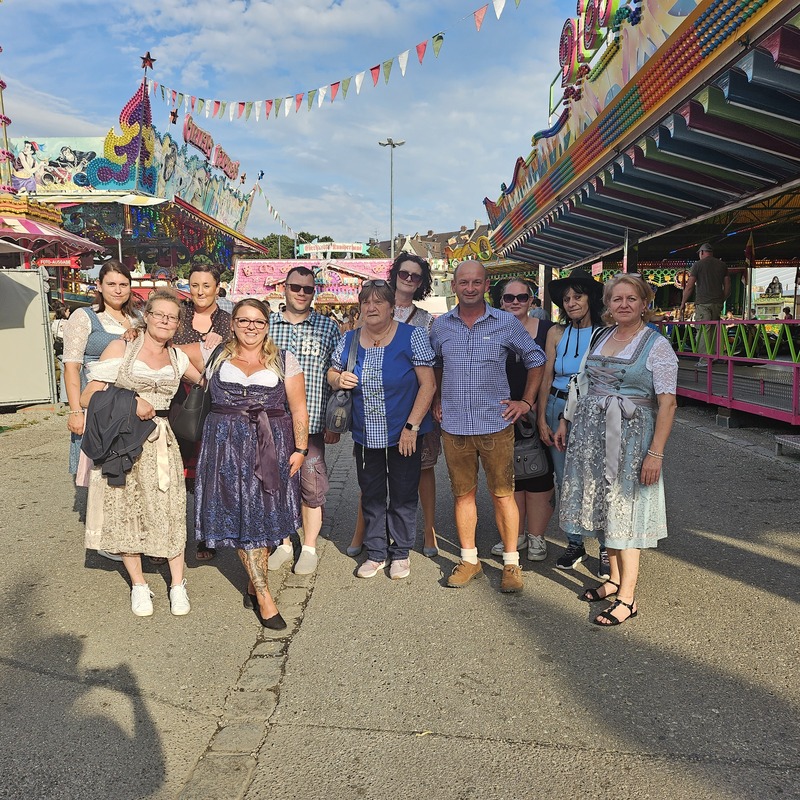 Alle gemeinsam auf den Weg ins Bierzelt ;)