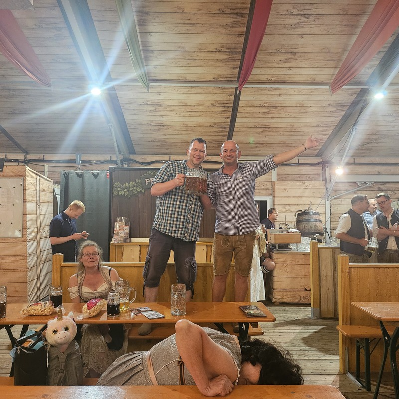 Die Männer tanzen auf den Bänken ;)