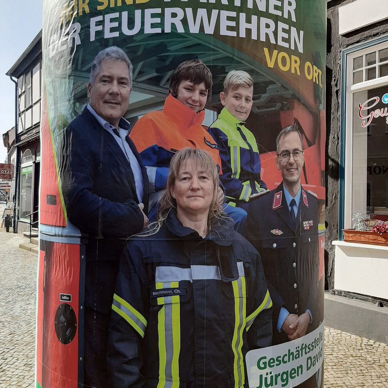 Litfaßsäule Langestr. beklebt -  Sicht in Lauf und Fahrtrichtung rechts 
