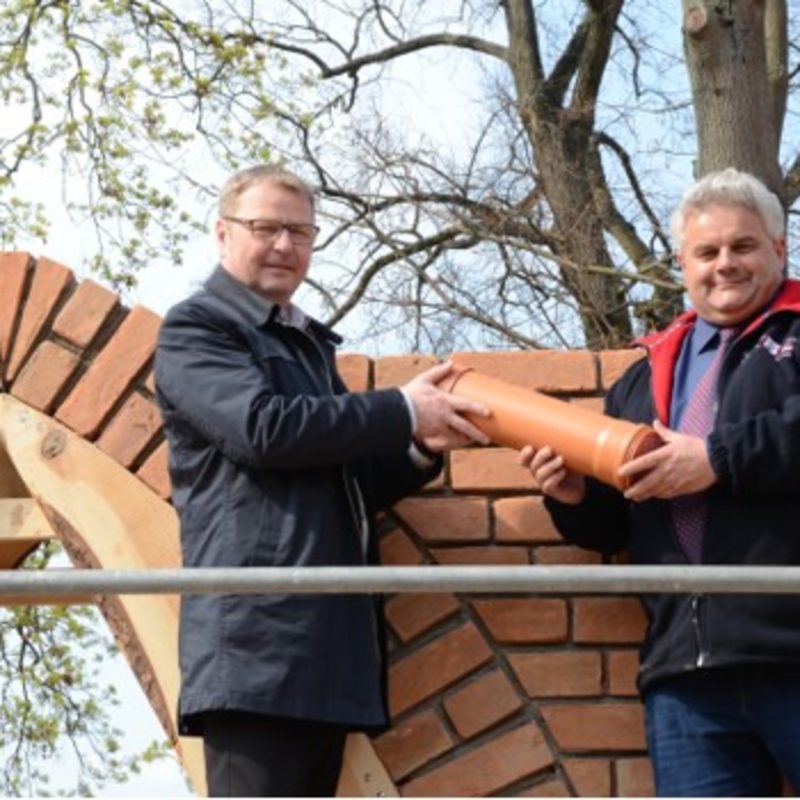 Lückenschluss Stadtmauer Bürgermeister Pyrdok und Gründungsvereinsvorsitzender Erik Weber