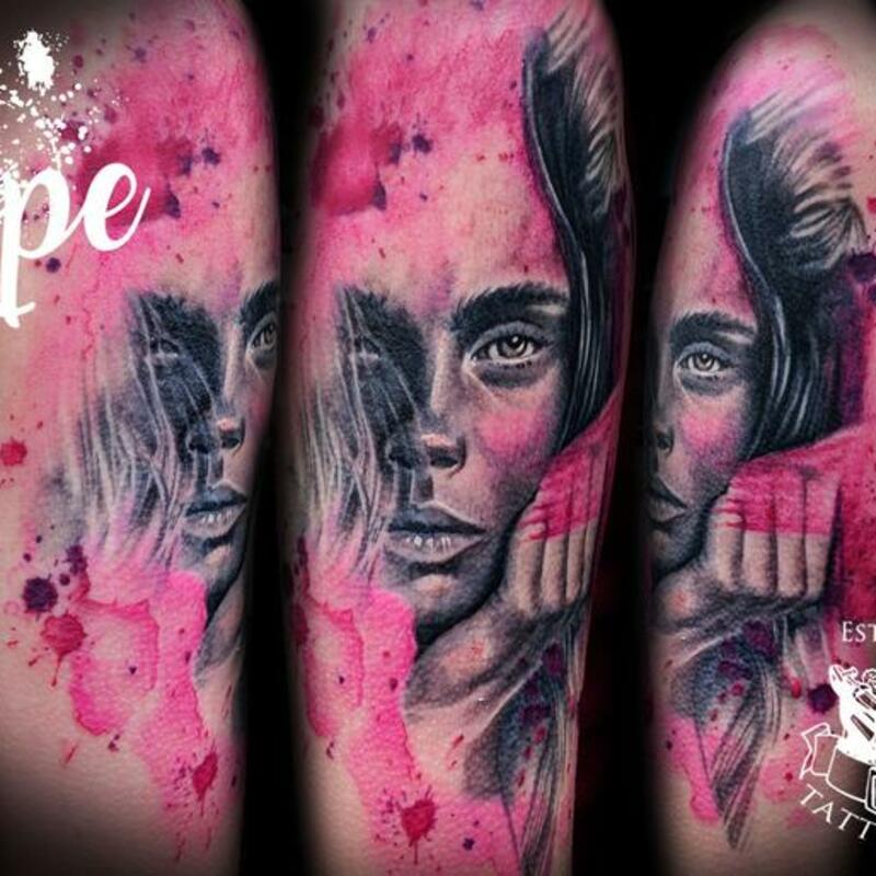 Frauen Portrait Cara Delevingne Watercolor Tattoo Unterarm