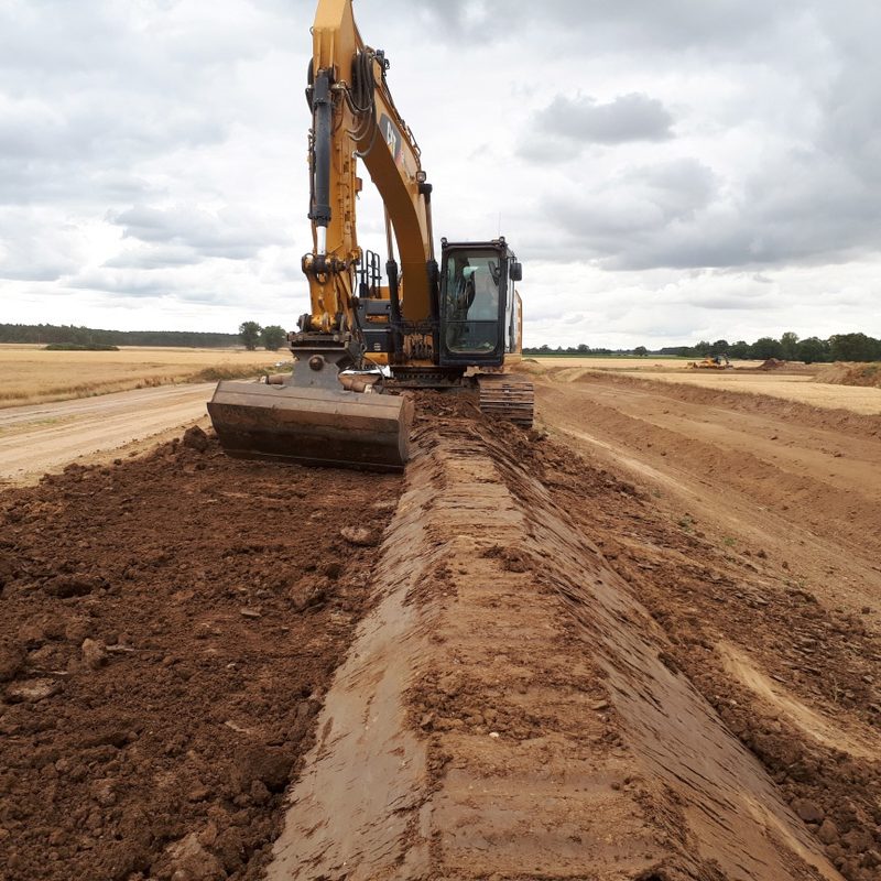 Mit großen Maschinen werden beim Deichbau gewaltige Erdmassen bewegt.