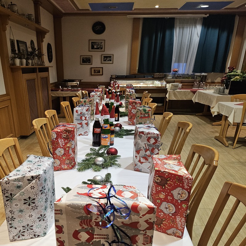 Der Tisch ist gedeckt, jetzt fehlen nur noch die Mitarbeiter :)