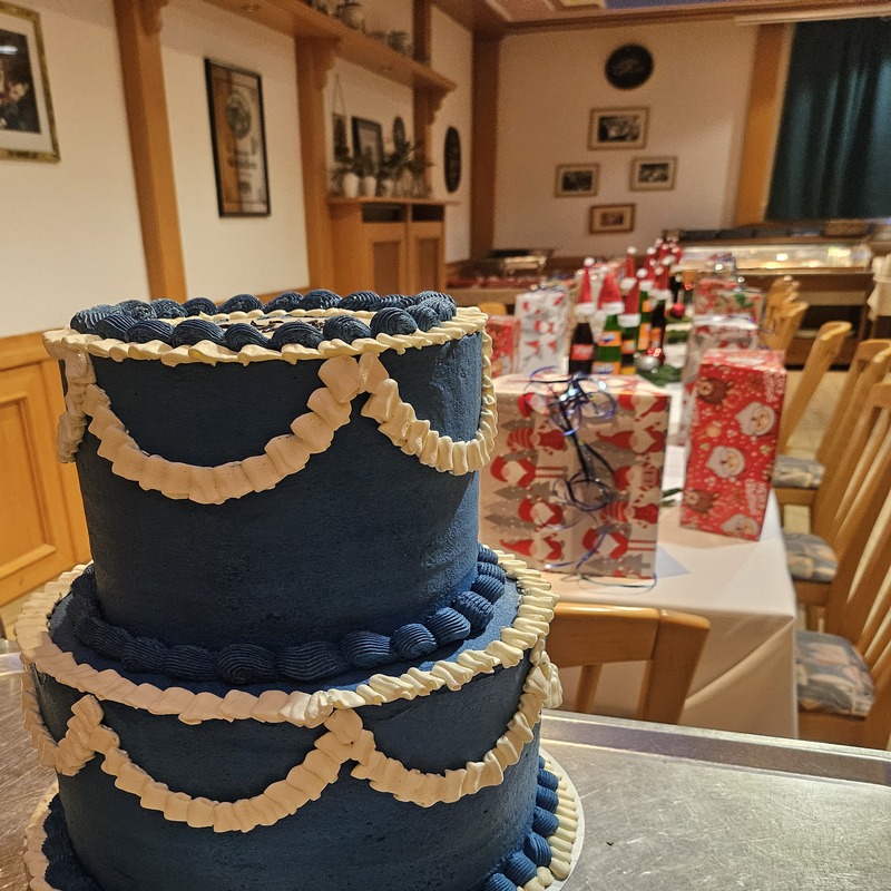 Naja wenn sie nicht gleich kommen, essen wir die Torte alleine, bleibt mehr für uns ;)