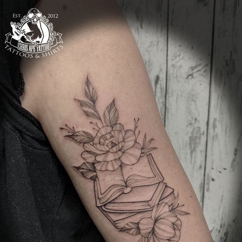 Fineline Tattoo Berlin Bücherstapel