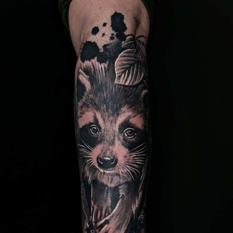 Realistic Tattoo Berlin Waschbär Beeren