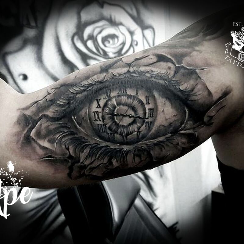 Realistic Tattoo Berlin Auge mit Uhr