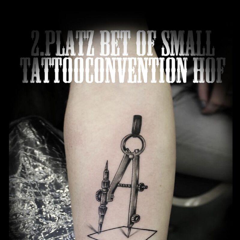 Realistic Tattoo Berlin Zeichen Zirkel