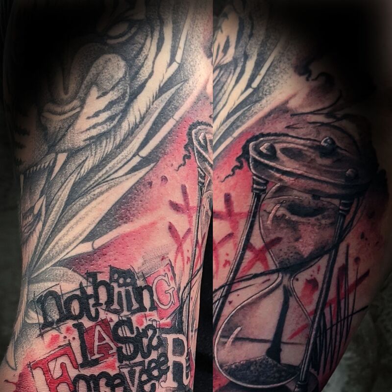 trash-polka-inspiriertes-tattoo-berlin-sanduhr-text