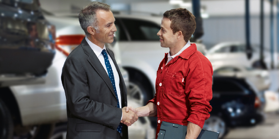 Zwei Männer die sich die Hand geben