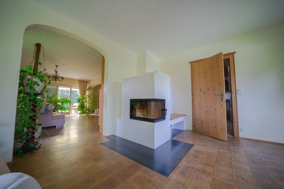 Panoramaeckofen der das Esszimmer und Wohnzimmer in einem großen Haus wärmt