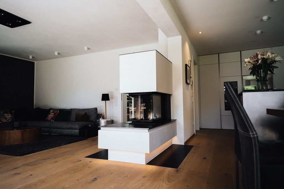 Ofen als Raumtrenner zwischen Wohnzimmer und Esszimmer