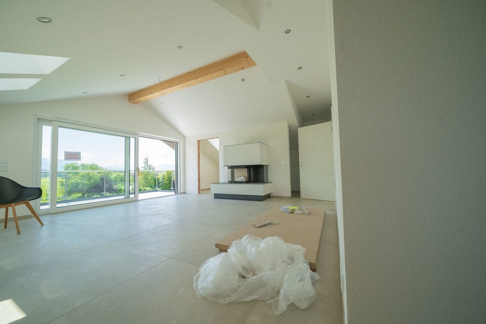 Ein Ofen im Aufbau in der zweiten Wohnung