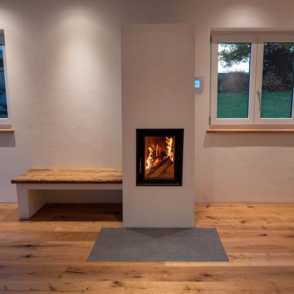 Ein Ofen mit seitlicher Sitzbank