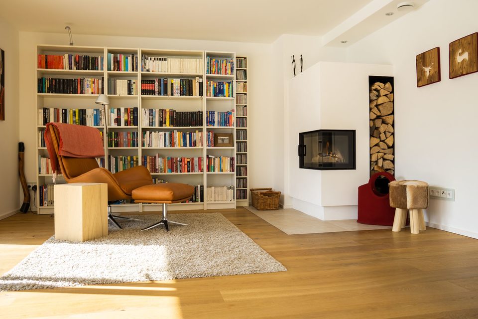 Gemütliche Leseecke neben einen wunderschönen großen Ofen