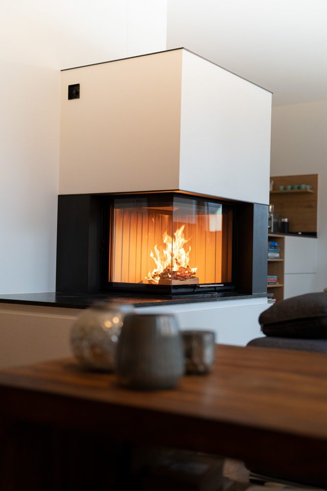 Ein Ofen mit frontaler Sitzbank