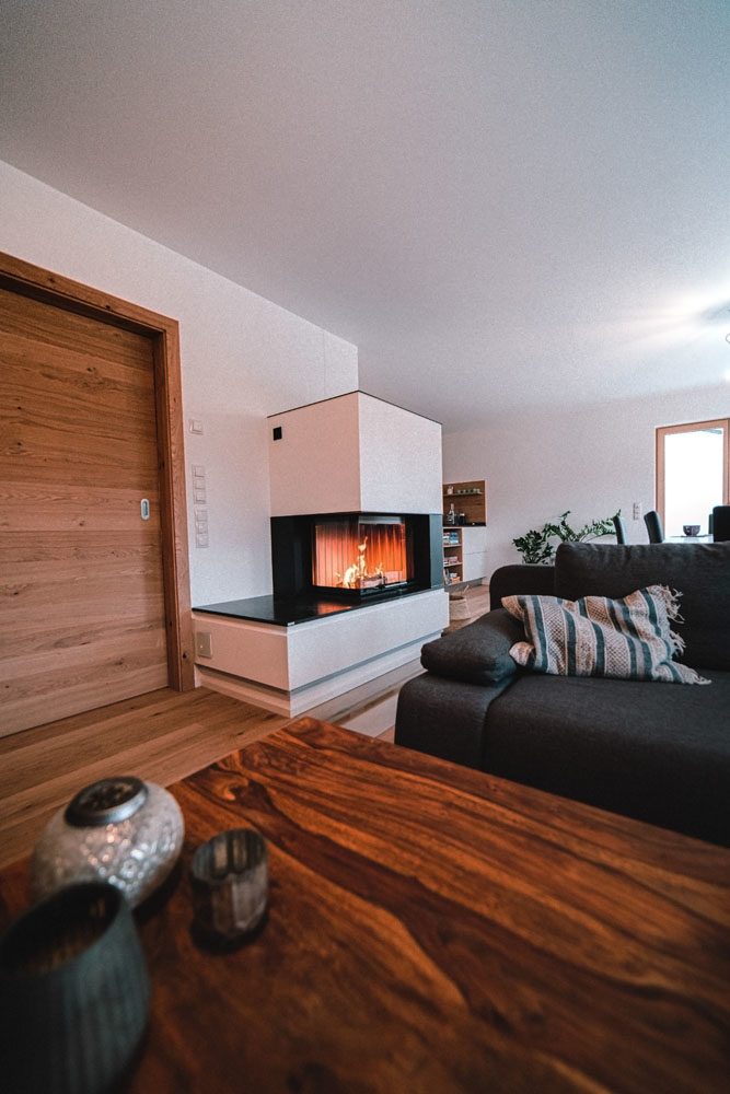 Gemauerter Kamin im gemütliche Wohn-und Essbereich